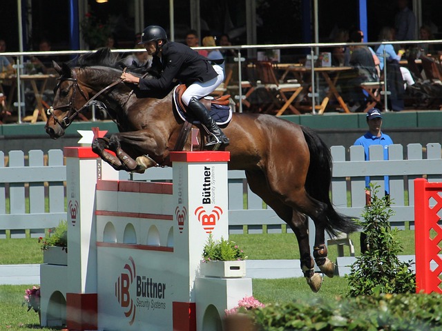 火箭暴虐太阳39分！休城8人上双玩转季后赛 杜兰特受伤离场埋隐患.